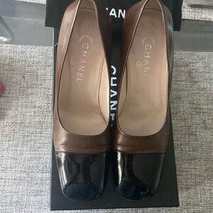 Chanel shoes bi colored black and dark brown impeccable individual dust bag box